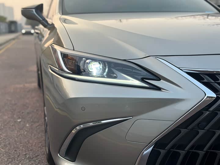 Фото 21 - Lexus ES