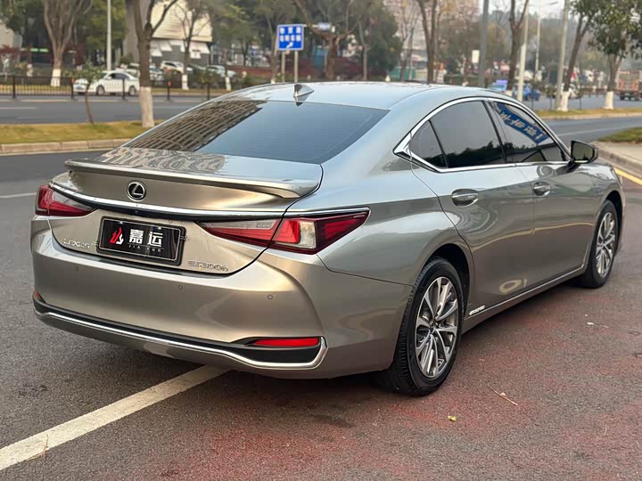Фото 5 - Lexus ES