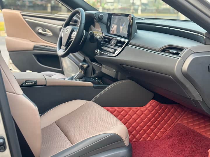 Фото 7 - Lexus ES