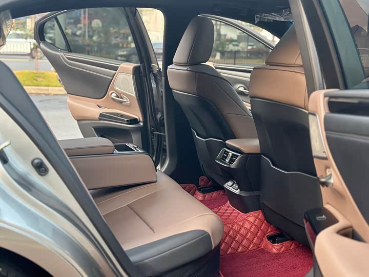 Фото 8 - Lexus ES