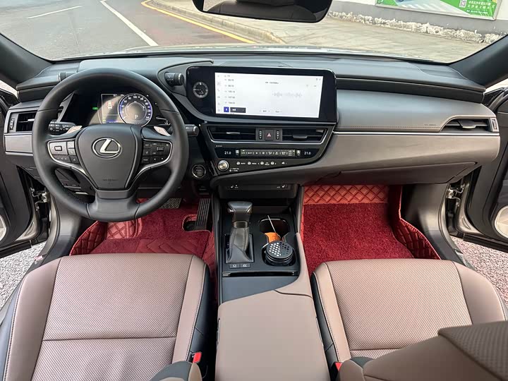 Фото 9 - Lexus ES