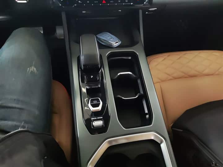 Фото 14 - Geely Okavango L