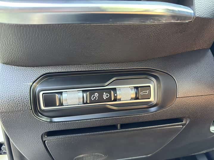 Фото 33 - Geely Okavango L