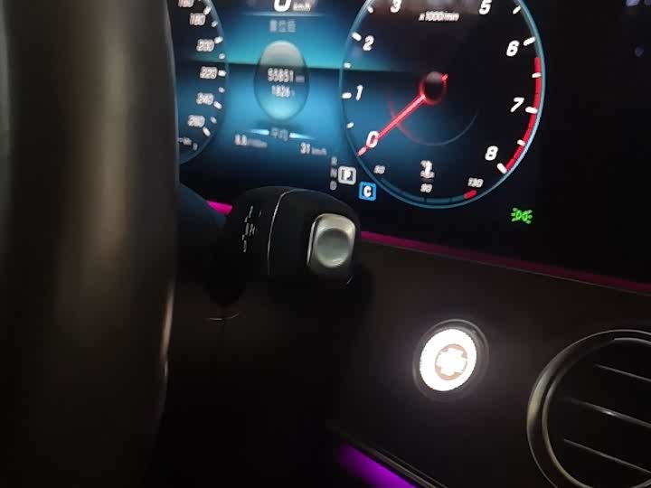 Фото 14 - Mercedes-Benz E-Class