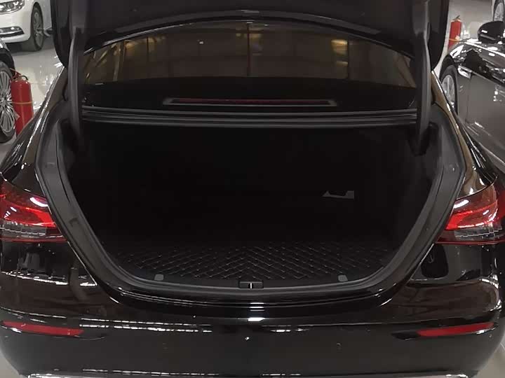 Фото 17 - Mercedes-Benz E-Class