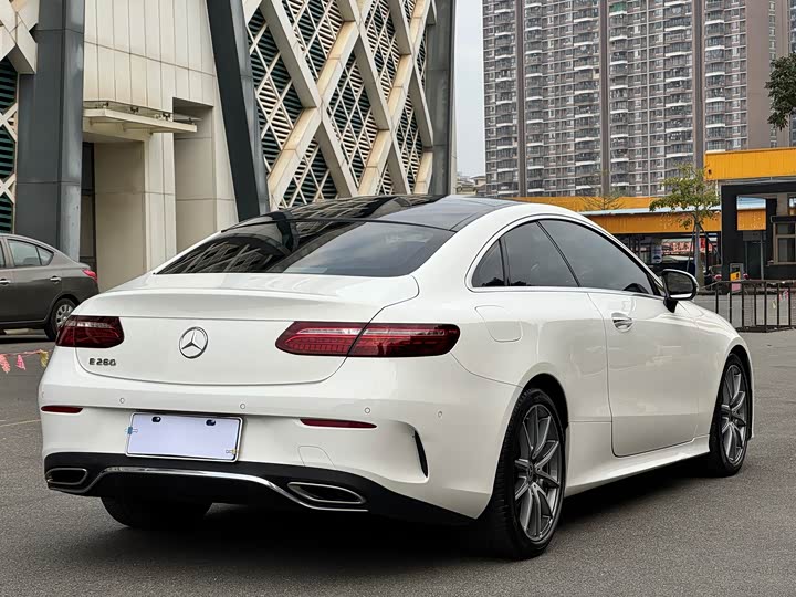 Фото 12 - Mercedes-Benz E-Class