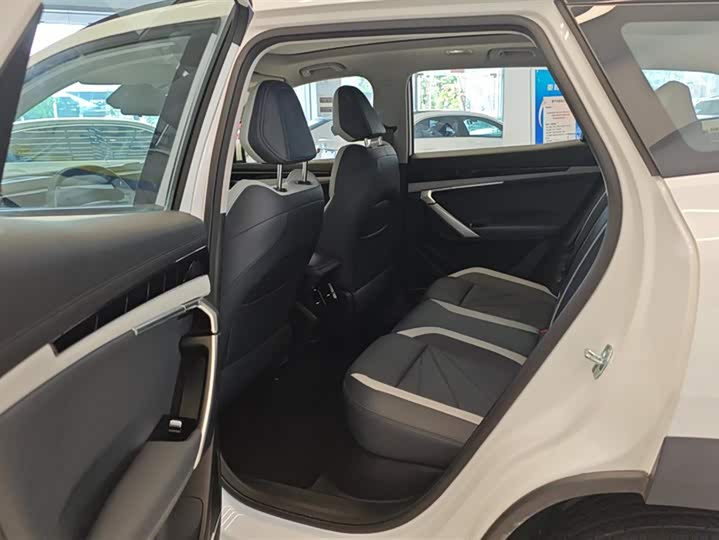 Фото 11 - Geely Atlas L