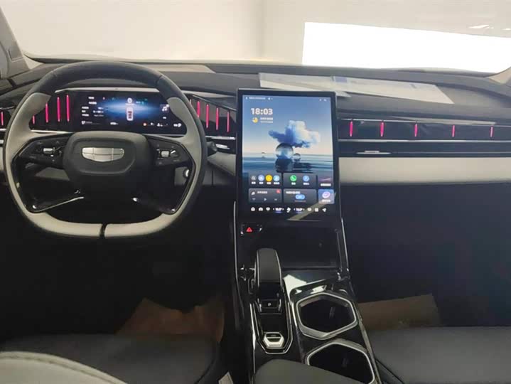 Фото 12 - Geely Atlas L