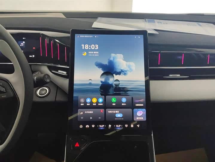 Фото 13 - Geely Atlas L