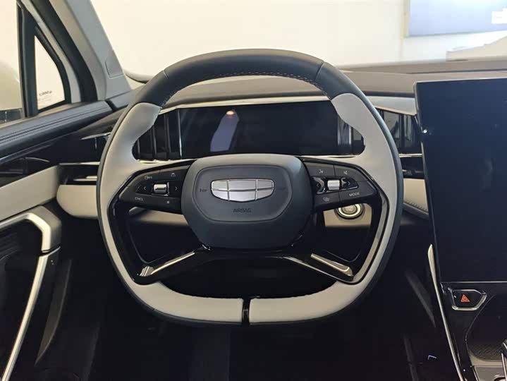 Фото 15 - Geely Atlas L