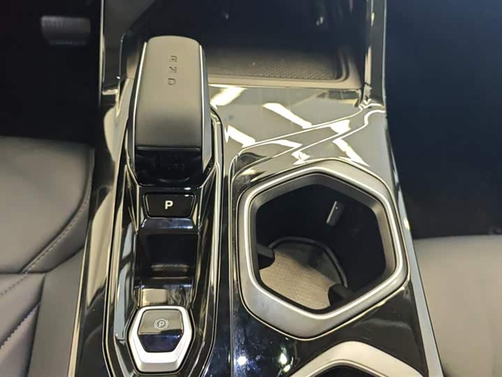 Фото 16 - Geely Atlas L