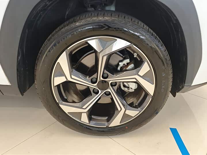 Фото 6 - Geely Atlas L