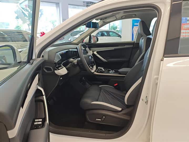 Фото 9 - Geely Atlas L