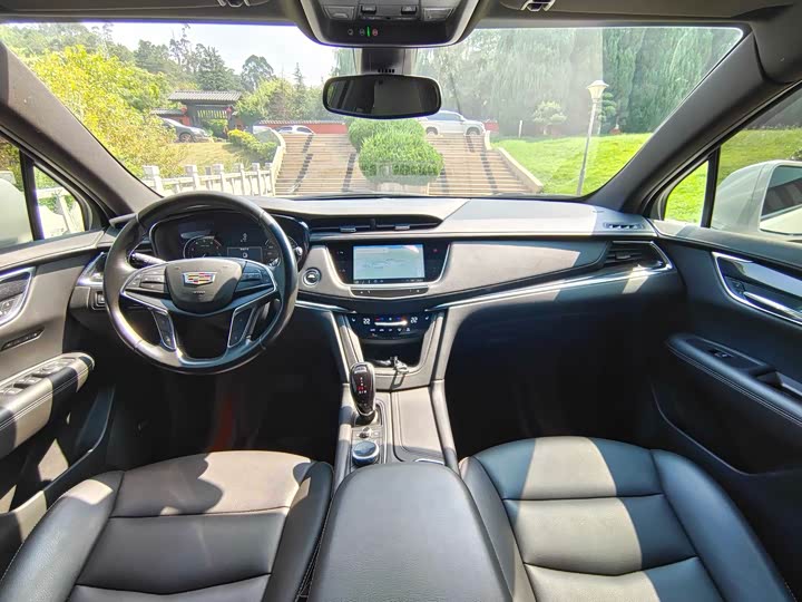 Фото 10 - Cadillac XT5