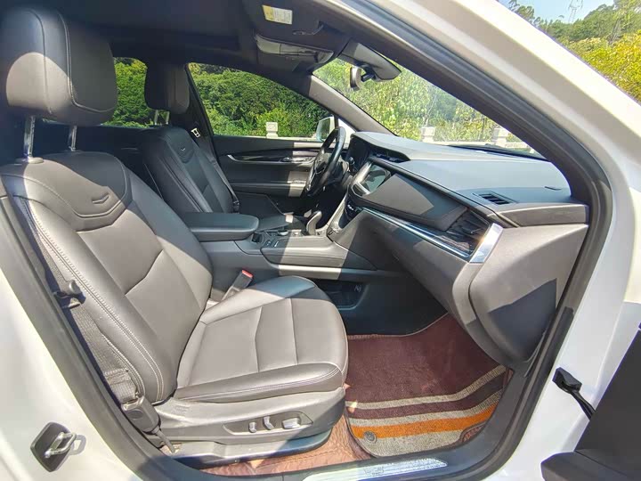 Фото 12 - Cadillac XT5