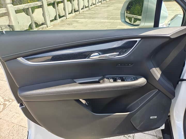 Фото 8 - Cadillac XT5