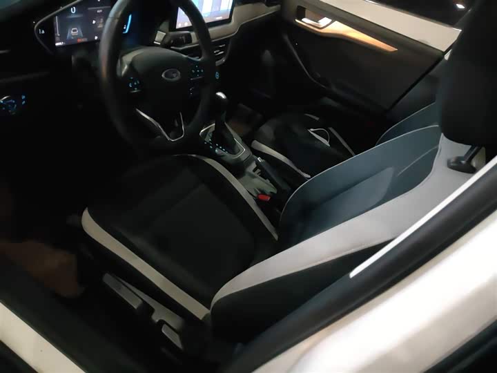 Фото 15 - Ford Focus