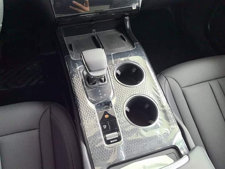 Фото 14 - Hongqi HS3 Hybrid