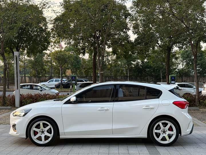 Фото 13 - Ford Focus