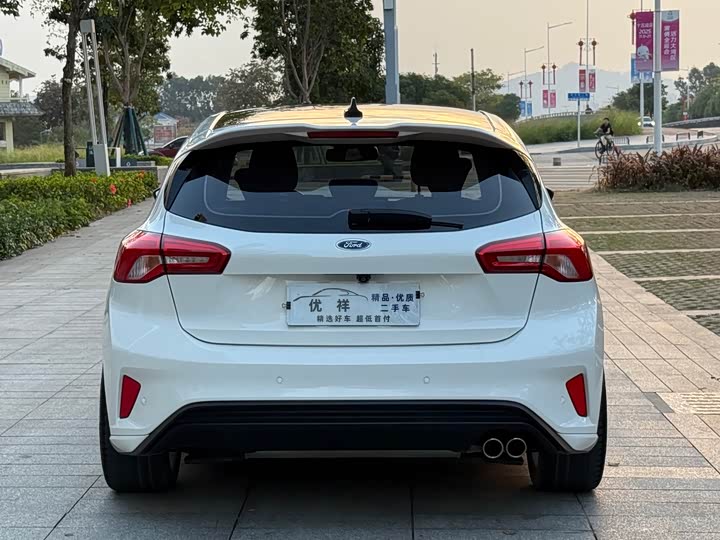 Фото 15 - Ford Focus