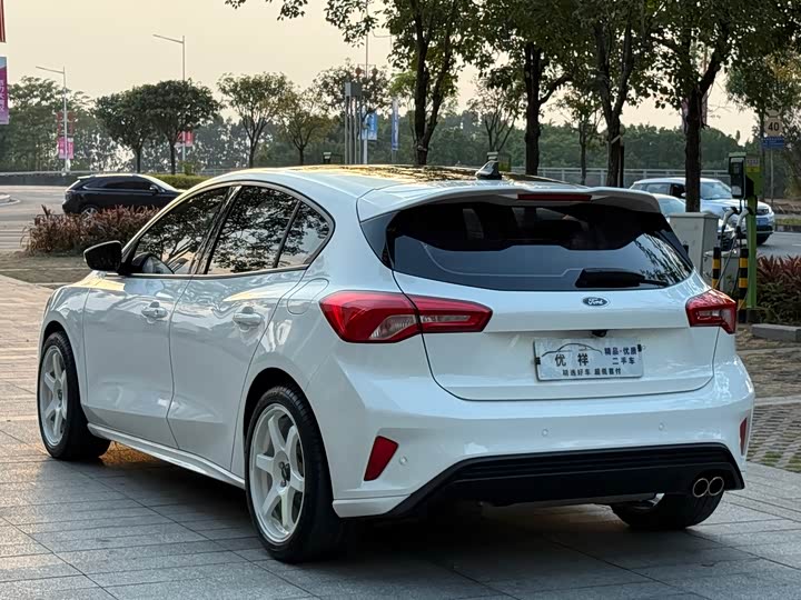 Фото 16 - Ford Focus