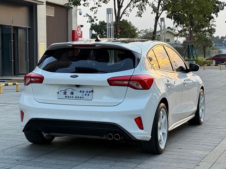 Фото 17 - Ford Focus