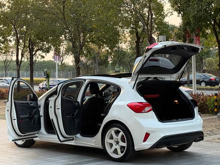 Фото 19 - Ford Focus