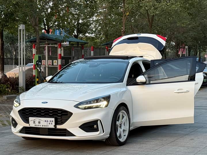 Фото 20 - Ford Focus