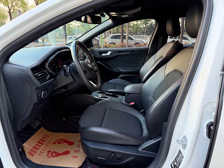 Фото 4 - Ford Focus