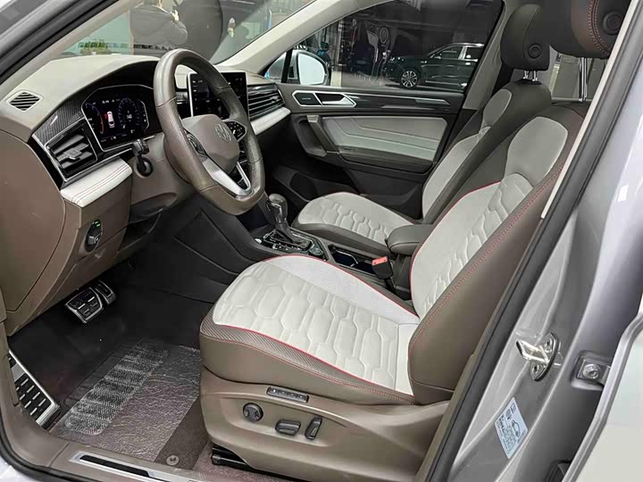 Фото 11 - Volkswagen Tiguan L Pro