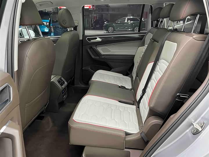 Фото 14 - Volkswagen Tiguan L Pro