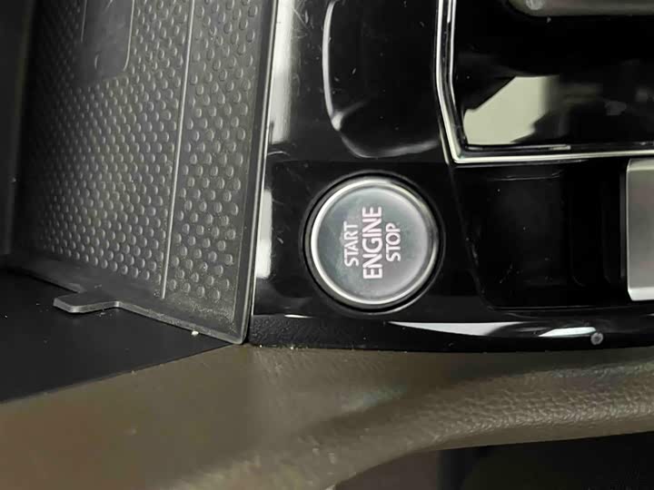 Фото 4 - Volkswagen Tiguan L Pro