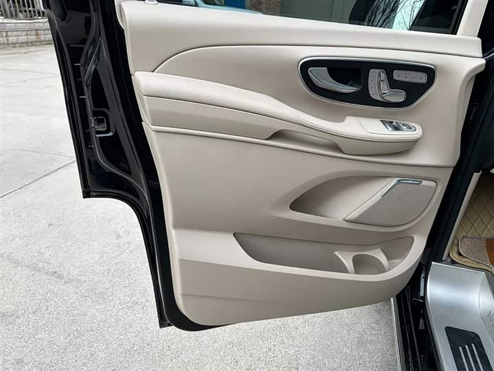 Фото 14 - Mercedes-Benz V-Class