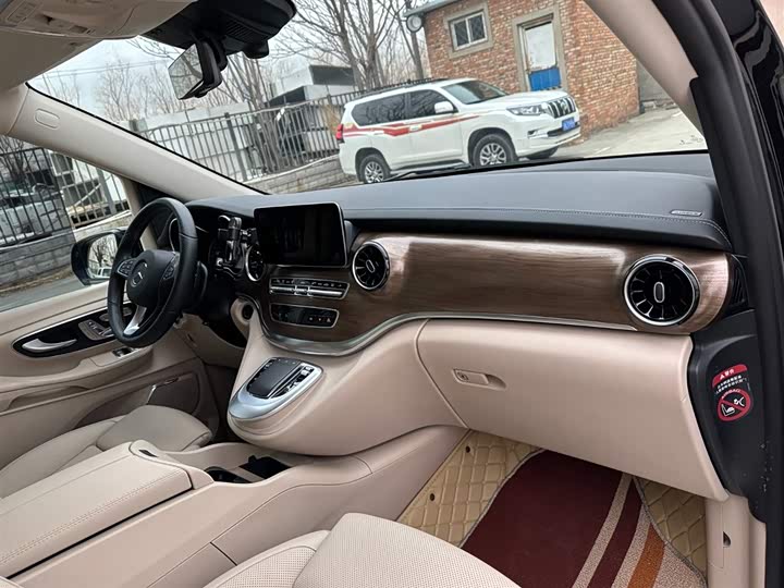 Фото 17 - Mercedes-Benz V-Class