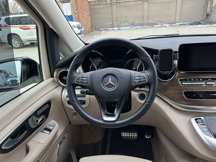 Фото 21 - Mercedes-Benz V-Class