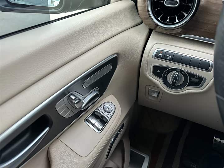 Фото 23 - Mercedes-Benz V-Class