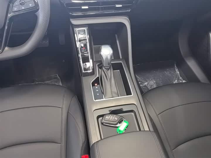 Фото 14 - Roewe i5