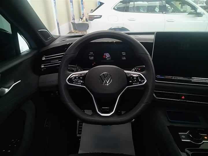 Фото 11 - Volkswagen Tiguan L Pro