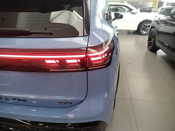 Фото 8 - Volkswagen Tiguan L Pro