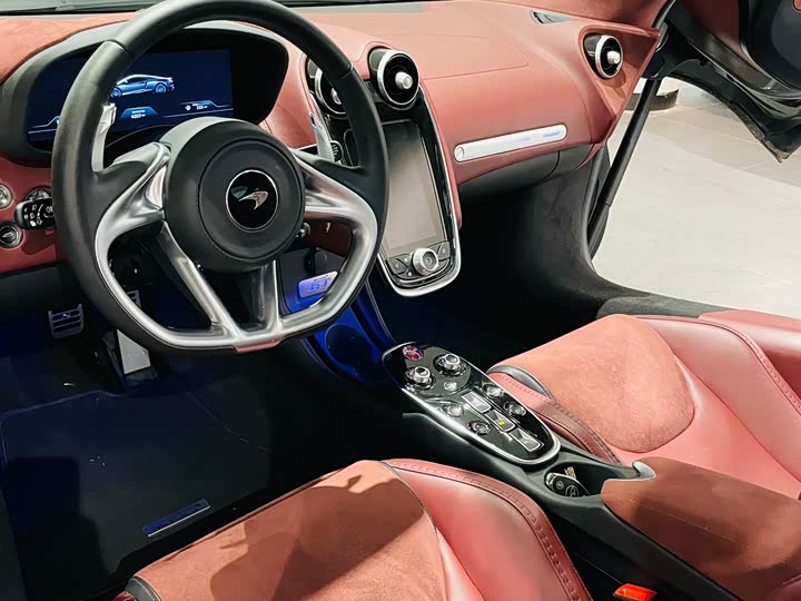 Photo 9 - McLaren GT