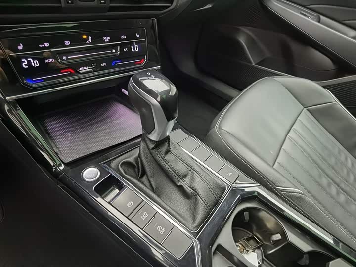 Фото 13 - Volkswagen Passat