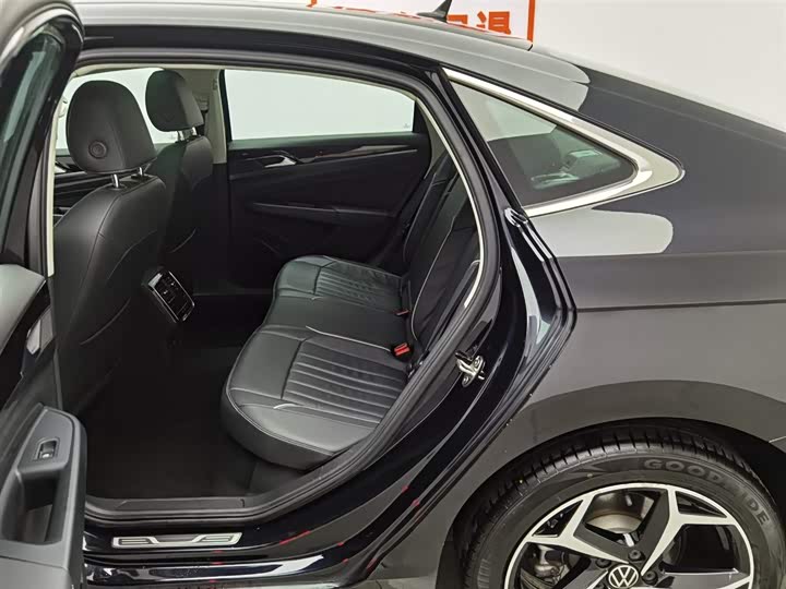 Фото 15 - Volkswagen Passat