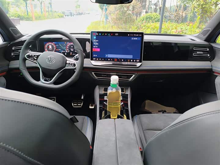 Фото 10 - Volkswagen Tiguan L Pro