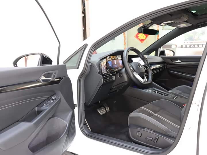 Фото 10 - Volkswagen Golf