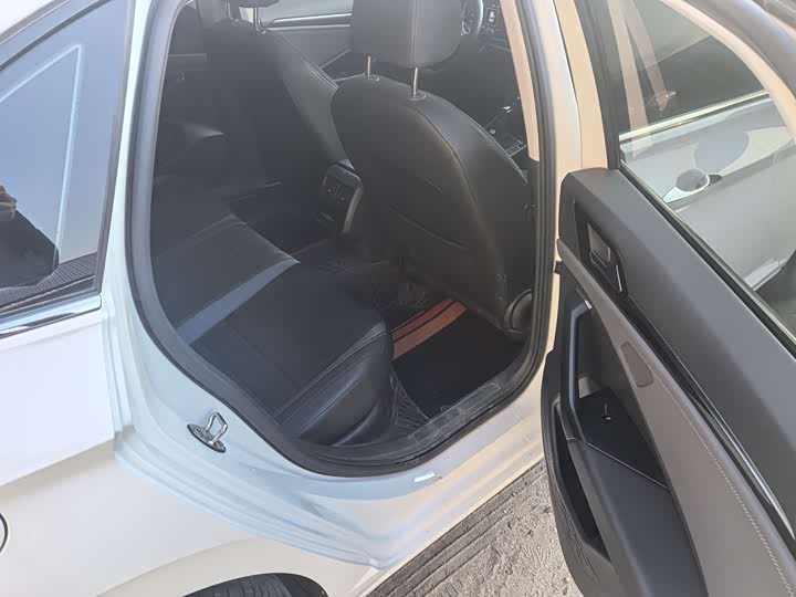 Фото 14 - Volkswagen Sagitar L