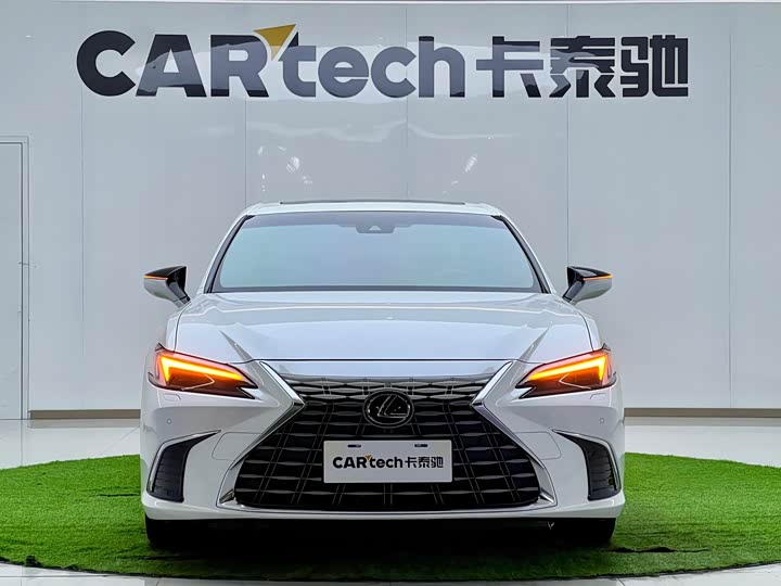 Фото 12 - Lexus ES