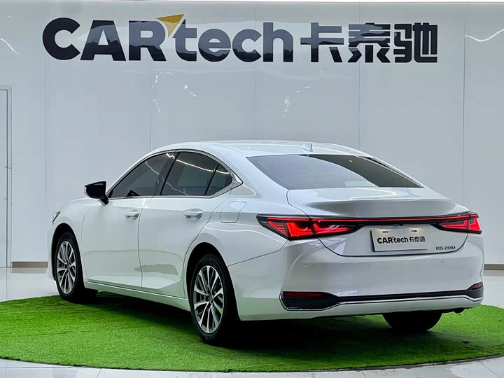 Фото 3 - Lexus ES