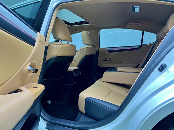 Фото 6 - Lexus ES