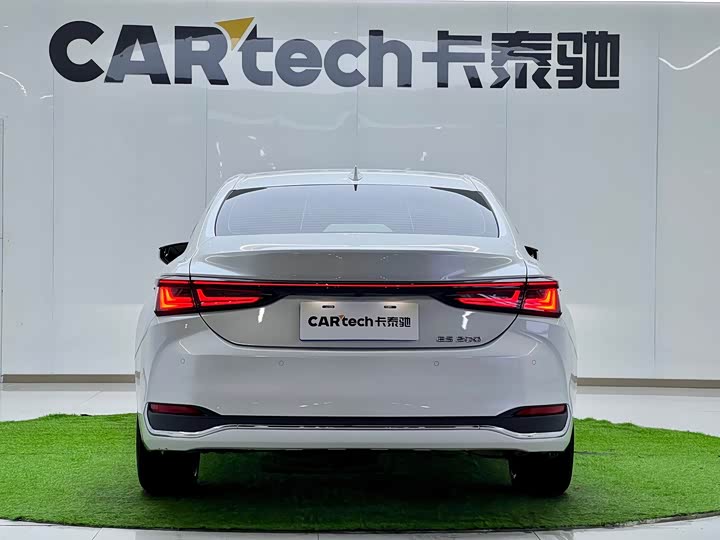 Фото 9 - Lexus ES