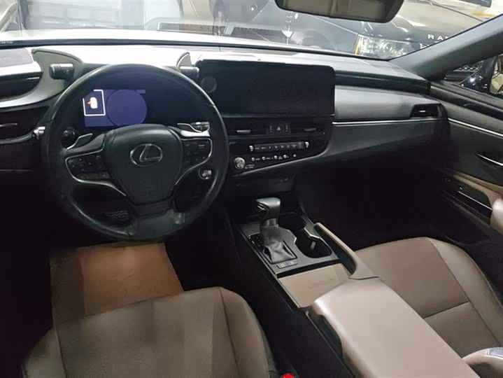 Фото 12 - Lexus ES